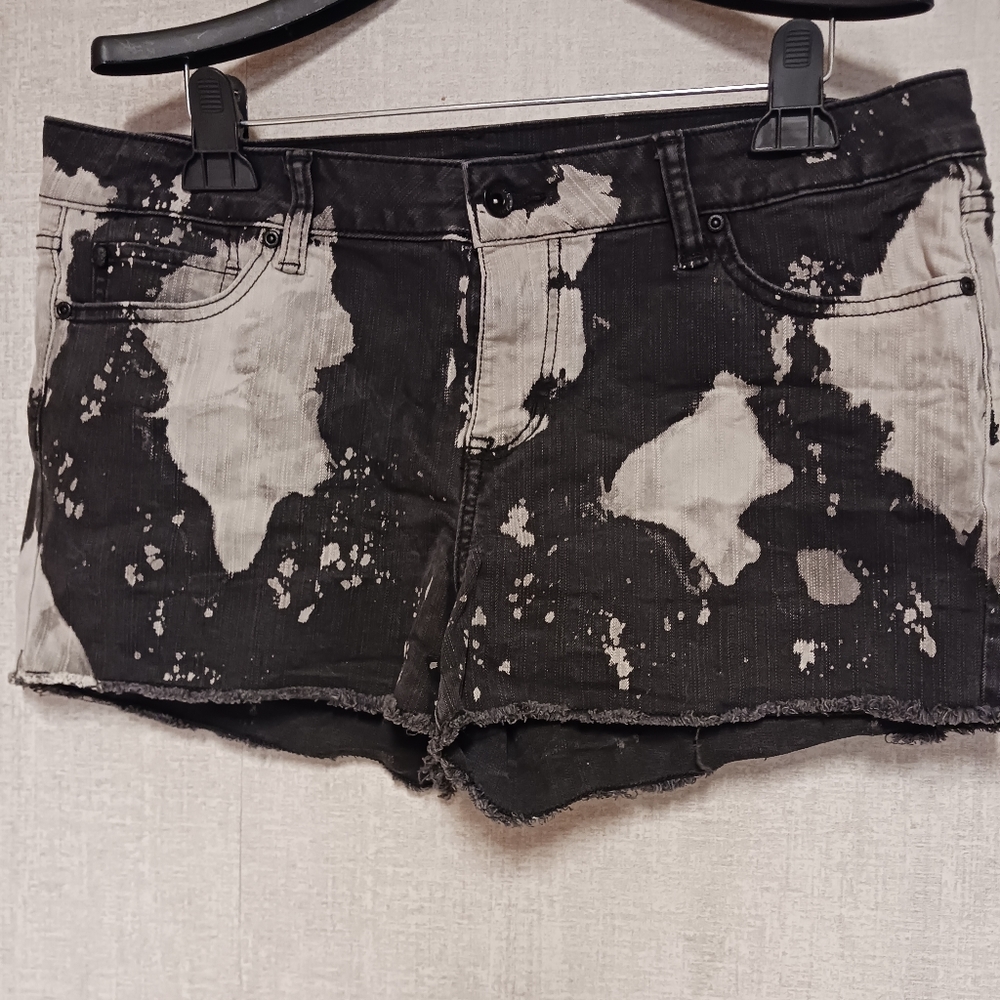 Lovesick Shorts Size 15